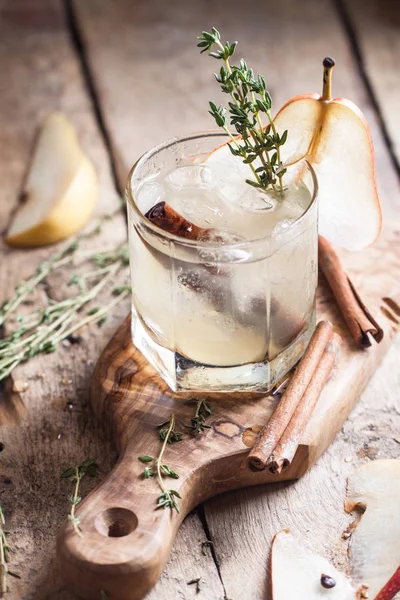 Té blanco de pera fría con tomillo, canela y miel — Foto de Stock