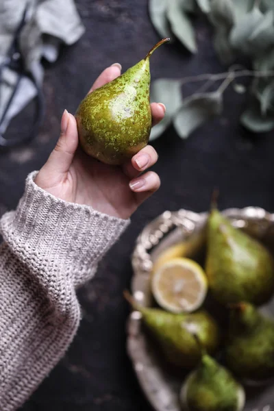 Frische grüne Birne in der Hand — Stockfoto