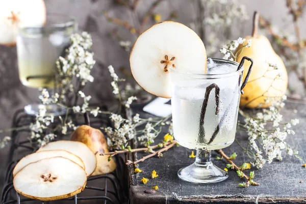 Kalter Birnencocktail mit Vanille, — Stockfoto