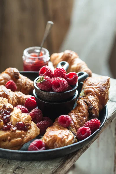 Gourmet croissants and danish buns with fresh raspberry and jam — Stock Photo, Image