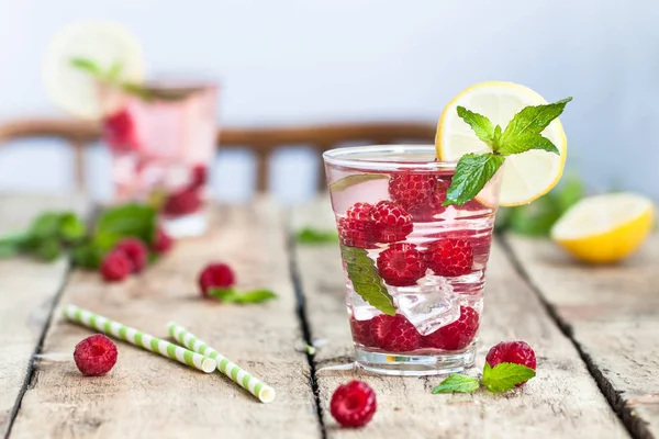 Limonada de framboesa com gelo nos copos de festa — Fotografia de Stock