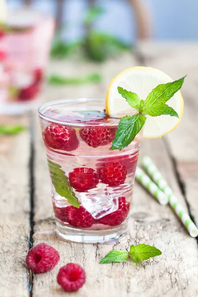 Limonada de frambuesa con hielo en los vasos de fiesta —  Fotos de Stock