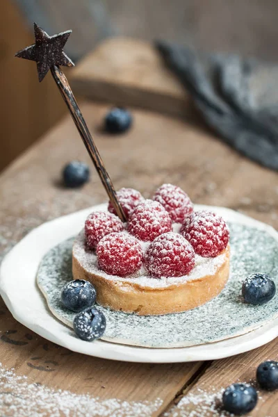 Delicioso tartalete de framboesa com creme e puwder de açúcar — Fotografia de Stock