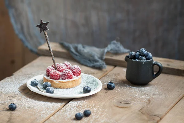 Delicioso tartalete de framboesa com creme e puwder de açúcar — Fotografia de Stock