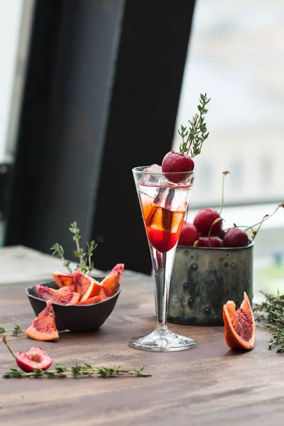 Czerwony pomarańczowy martini z wódką — Zdjęcie stockowe