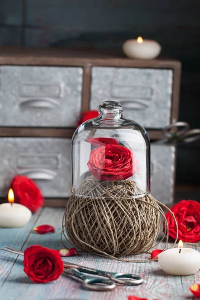 Decoración rústica con rosas rojas, velas y yute —  Fotos de Stock