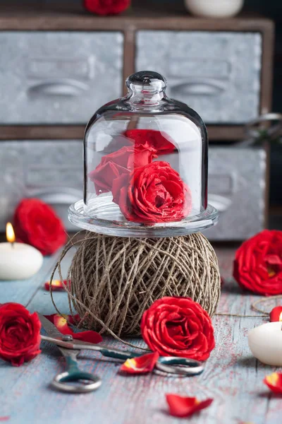 Decoración rústica con rosas rojas, velas y yute —  Fotos de Stock