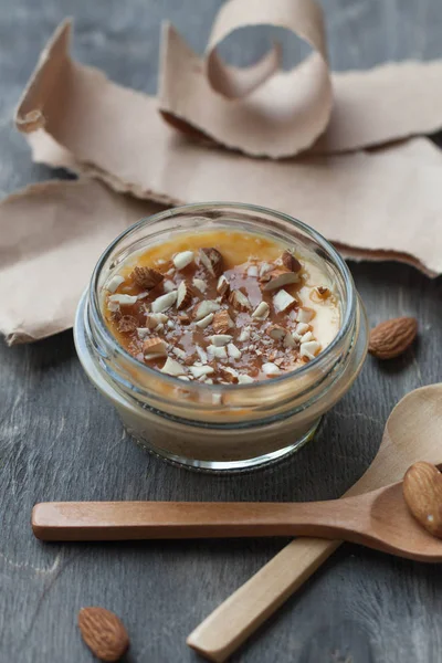 Tarta de queso con caramelo salado y almendras picadas — Foto de Stock