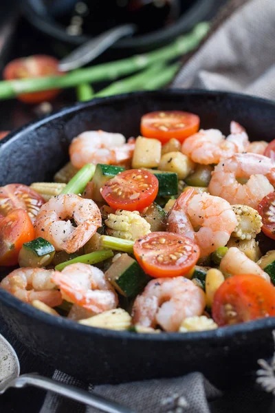 Grilled shrimps with vegetables — Stock Photo, Image