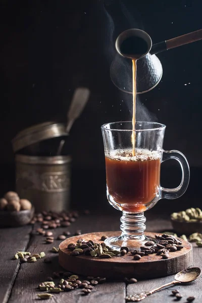 Hell varm kaffe i glassbeger – stockfoto
