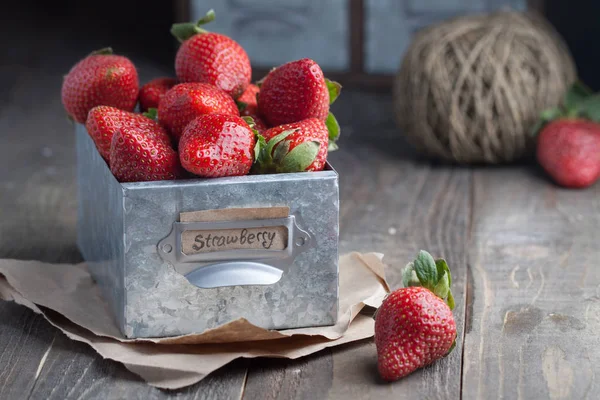 Erdbeere in einer rustikalen Metallbox — Stockfoto