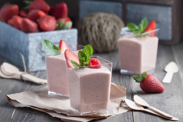 Yugurt de fresa y frambuesa —  Fotos de Stock