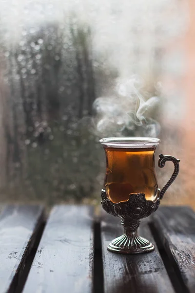 Gorącej herbaty w stary szkło kubek — Zdjęcie stockowe