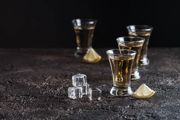 Forte whisky in bicchieri con ghiaccio — Foto Stock