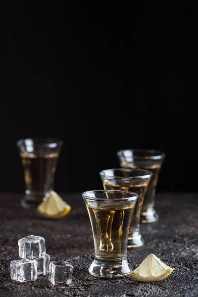 Starker Whisky in Gläsern mit Eis — Stockfoto