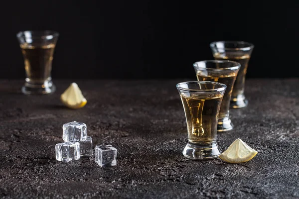 Forte whisky in bicchieri con ghiaccio — Foto Stock