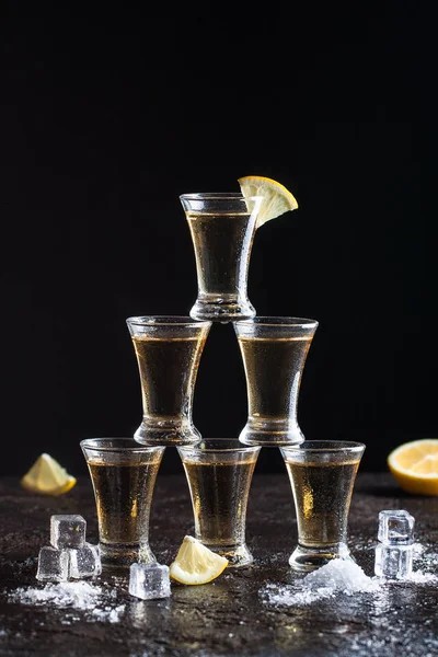 Starker Whisky in Gläsern mit Eis — Stockfoto