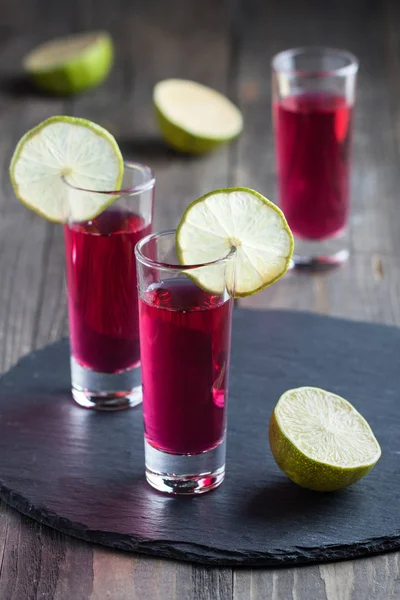 Shots de álcool com vodka, rum, baga e limão — Fotografia de Stock