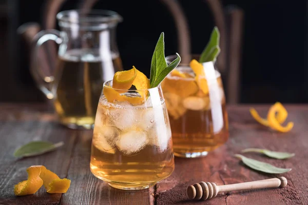 Iced tea in glasses with whiskey — Stock Photo, Image