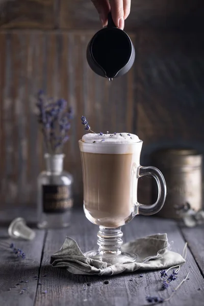Lawendowy latte macchiato z domu syrop — Zdjęcie stockowe
