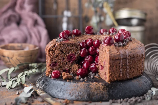 Schokoladenkirschkuchen für den Winterurlaub. — Stockfoto