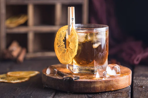 Cóctel con té helado, whisky y naranja — Foto de Stock