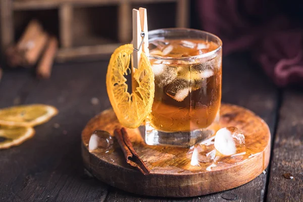 Cocktail mit Eistee, Whiskey und Orange — Stockfoto