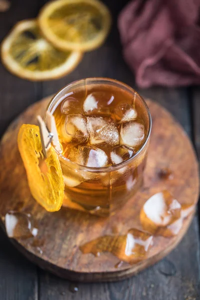 Cóctel con té helado, whisky y naranja — Foto de Stock