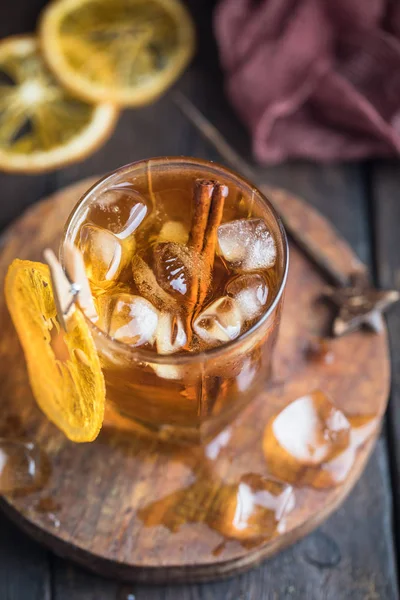 Cocktail con tè freddo, whisky e arancia — Foto Stock