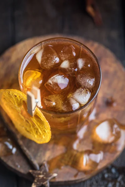 Коктейль со льдом, виски и апельсином — стоковое фото
