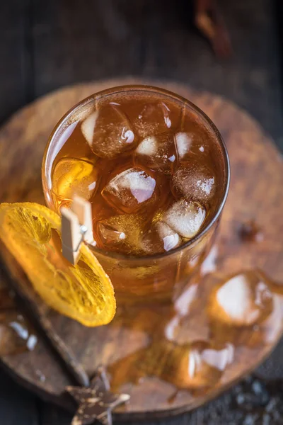 Cóctel con té helado, whisky y naranja — Foto de Stock