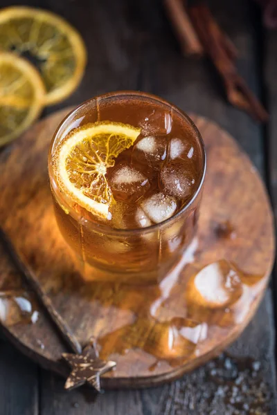 Cocktail met ijsthee, whisky en oranje — Stockfoto