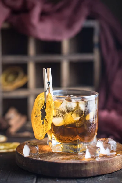 Cocktail con tè freddo, whisky e arancia — Foto Stock