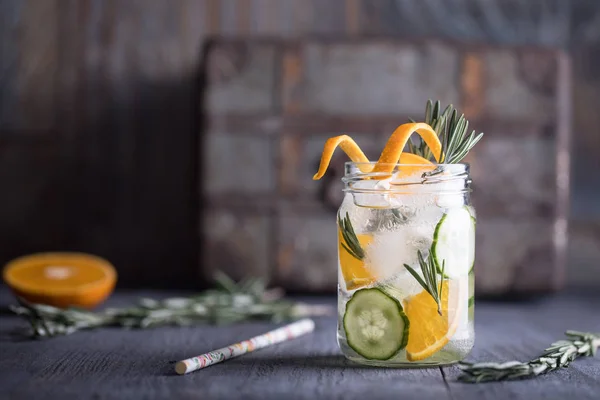 Limonada de laranja caseira com pepino e alecrim — Fotografia de Stock