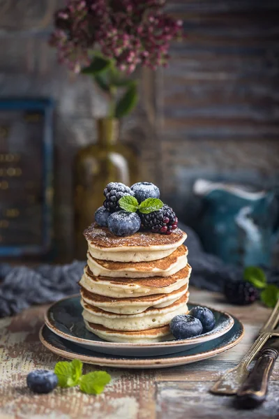 Homemade american pancakes with berries — Stock Photo, Image