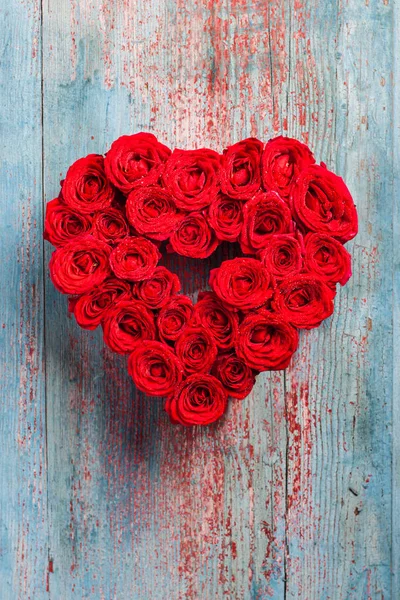 Bouquet di rose rosse a forma di cuore — Foto Stock