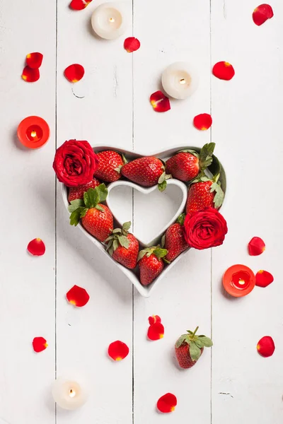 Fresas en tazón en forma de corazón blanco —  Fotos de Stock