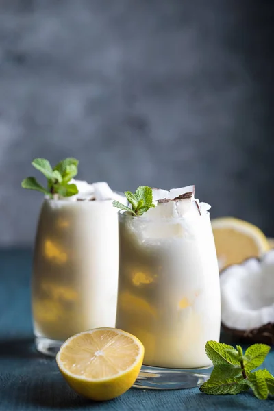 Cocktail de desintoxicação com sumo de ananás — Fotografia de Stock