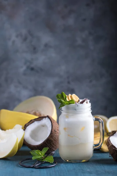 Cóctel fresco de pina colada de verano —  Fotos de Stock