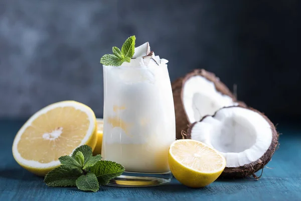 Cóctel desintoxicante fresco de verano en vaso — Foto de Stock