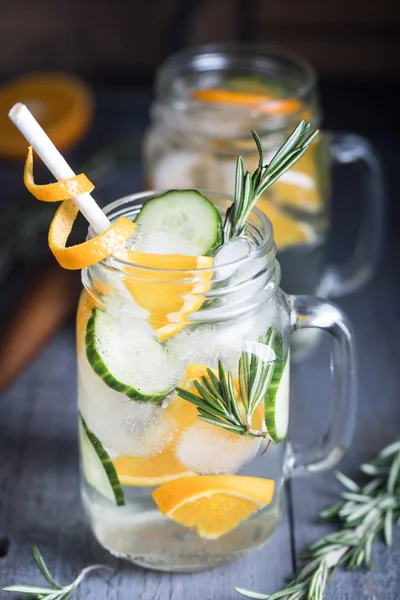 Oranje limonade met komkommer en rozemarijn — Stockfoto