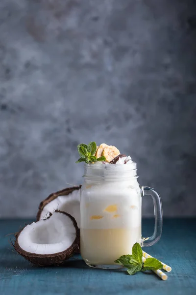 Verse pina coloda cocktail in pot — Stockfoto