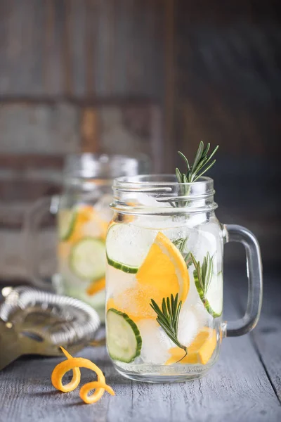 Limonada laranja com pepino e alecrim — Fotografia de Stock