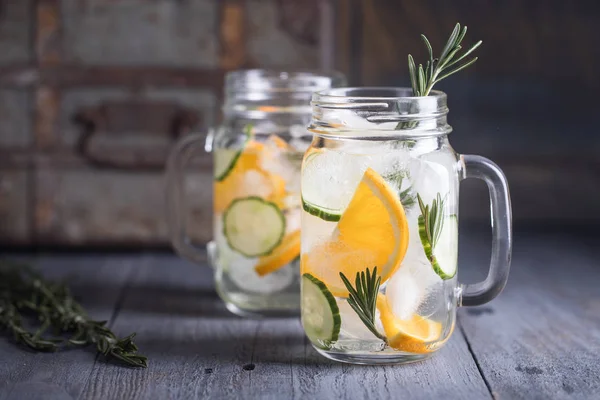 Limonada laranja com pepino e alecrim — Fotografia de Stock