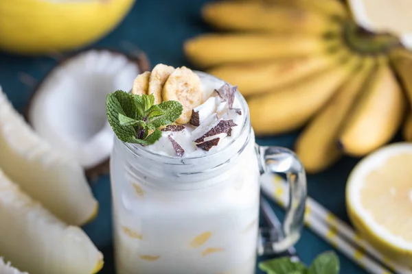 Smoothie kelapa pisang Stok Foto, Smoothie kelapa pisang Gambar Bebas Royalti | Depositphotos