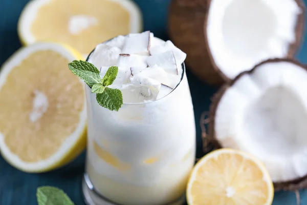 Ny sommar detox cocktail i glas — Stockfoto