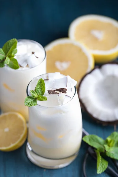 Frisse zomer detox cocktail in glazen — Stockfoto