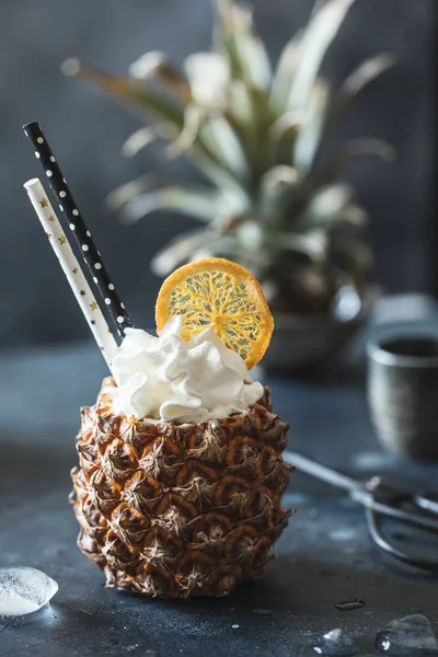 Abacaxi Com Bebida Topo Cremoso Fatia Laranja Palhas Bebida — Fotografia de Stock