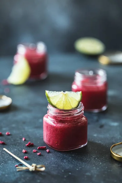 Nahaufnahme Von Roter Fruchtpaste Mit Limettenscheiben Glas — Stockfoto