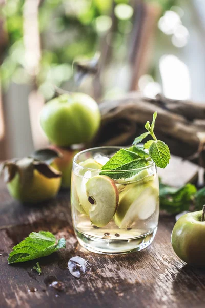 Primo Piano Vista Della Bevanda Con Mele Foglie Menta — Foto Stock